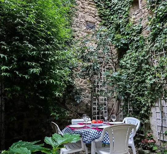 Tranquil With Patio, Historic Centre *